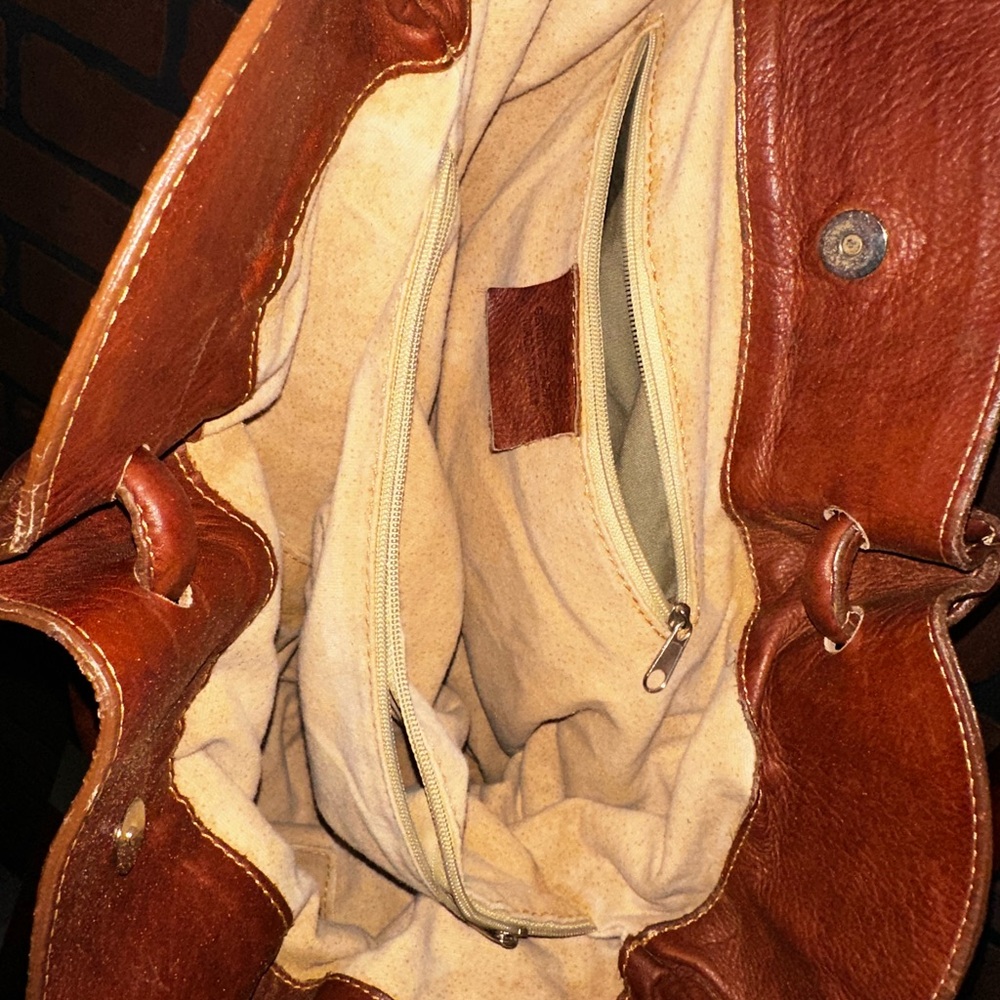 Elegant Brown Leather Shoulder Bag - Picture 6 of 9